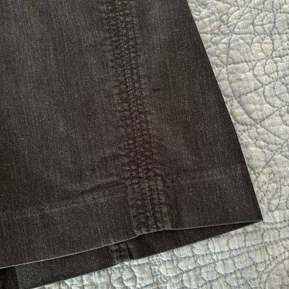 LOFT Lightweight Denim Skirt. Size 6 - Picture 9 of 12